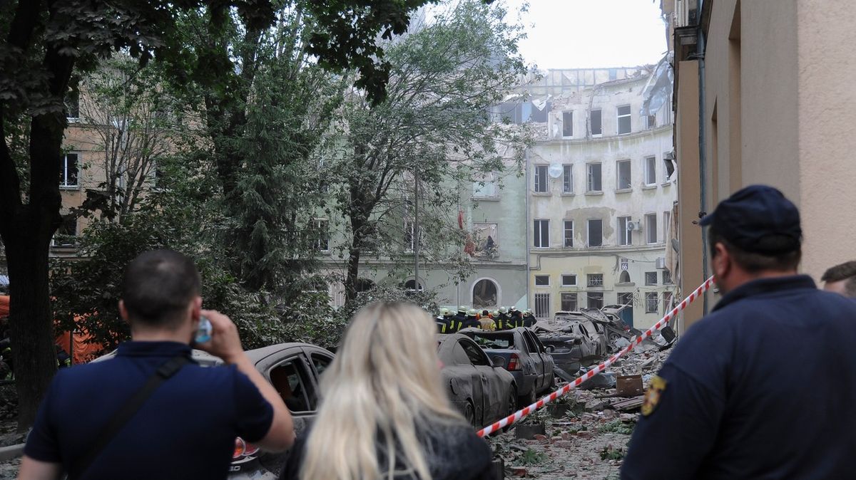 Ruská raketa zasáhla obytnou budovu ve Lvově, nejméně čtyři lidé zemřeli
